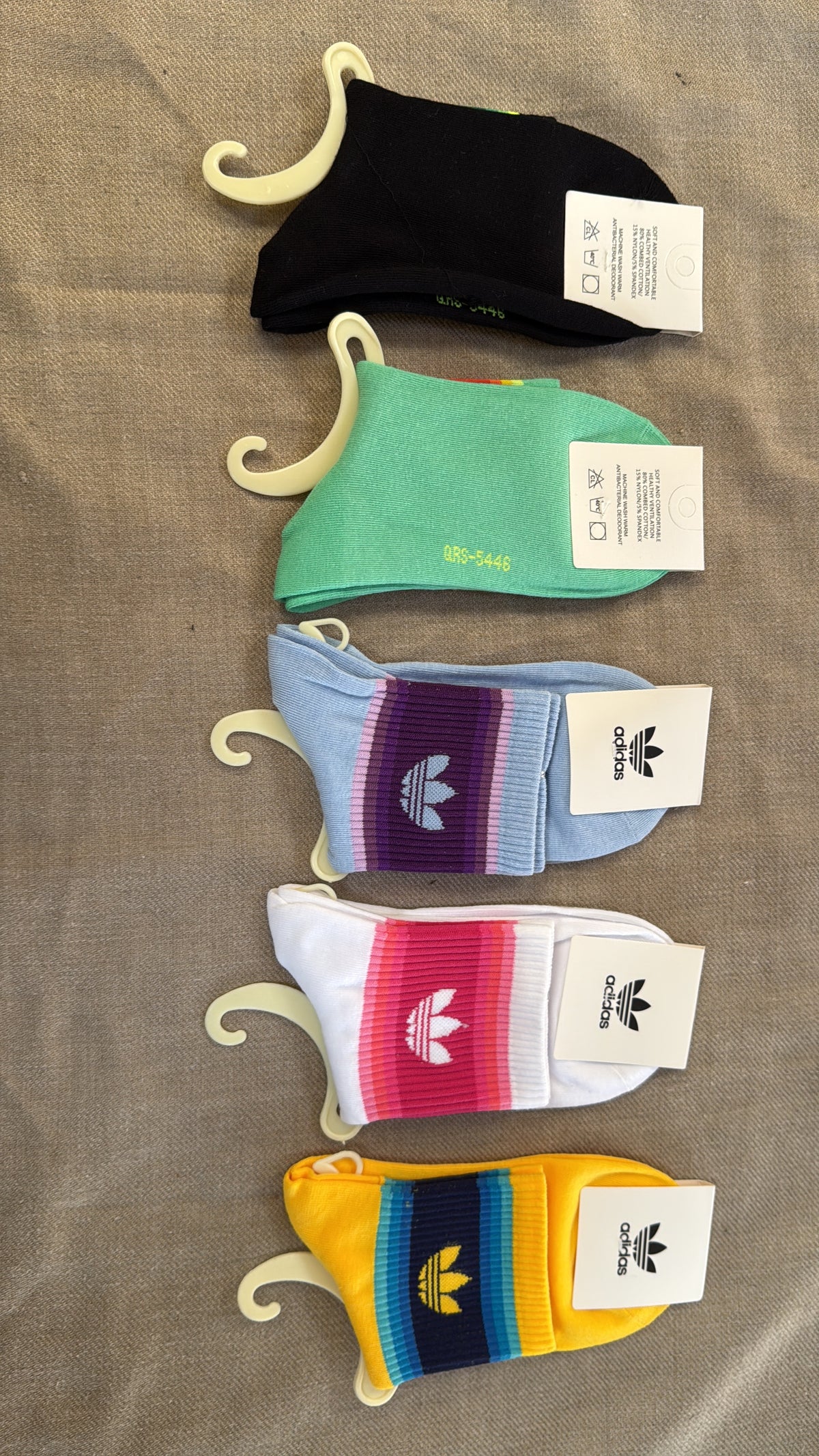 ADIDAS SOCKS UNISEX X 5 PAIRS OF BRAND NEW SOCKS , MULTICOLOUR